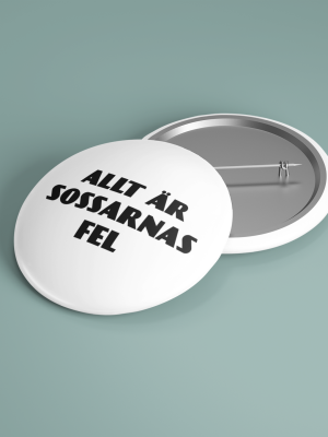 pIN MED TEXT "aLLT ÄR SOSSARNAS FEL"