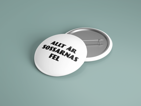 pIN MED TEXT "aLLT ÄR SOSSARNAS FEL"